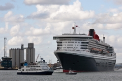Queen Mary 2 setting sail