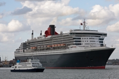 Queen Mary 2 setting sail