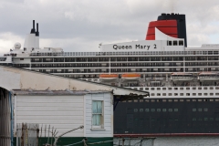 Queen Mary 2 setting sail